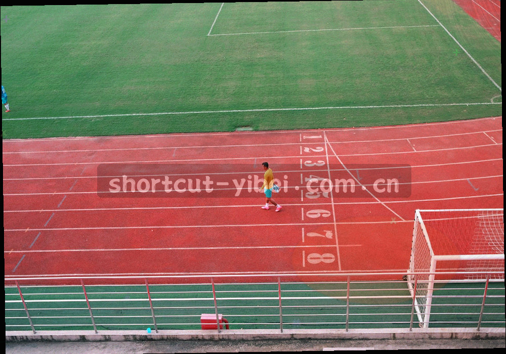 桌面设备局部与表格线稿构成的校对工作台抽象画面，画面中没有人物